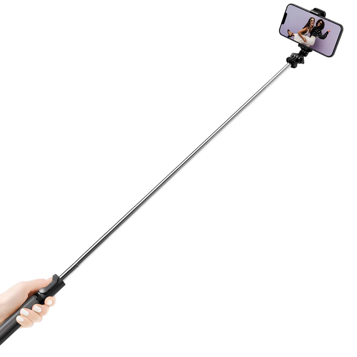 Hand hält ausziehbaren Selfie-Stick mit Handy, das ein Foto von zwei Frauen zeigt.