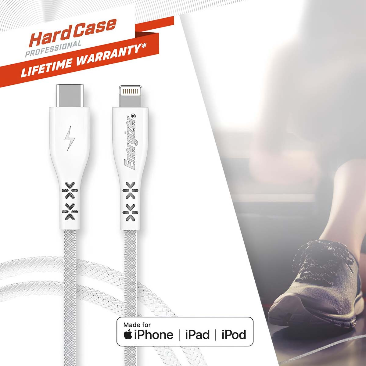 Due cavi di ricarica bianchi Energizer con connettori USB-C e Lightning.