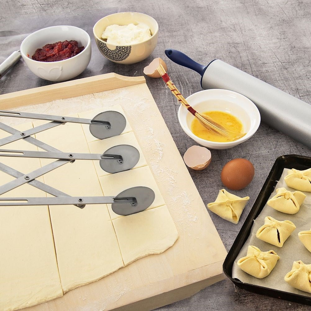 Masa cortándose con cortador de pastelería, ingredientes listos.