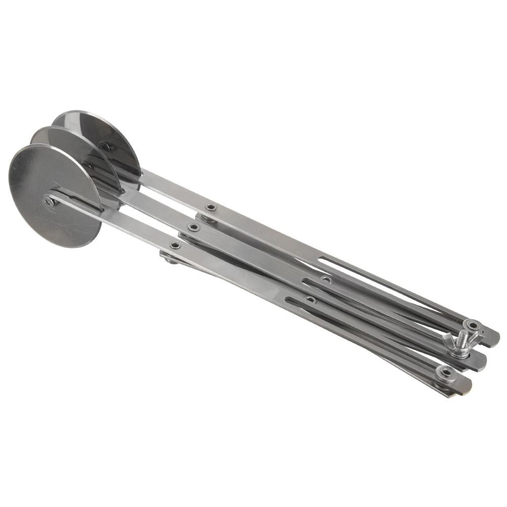 Un cortador de pizza metálico extensible con tres ruedas.