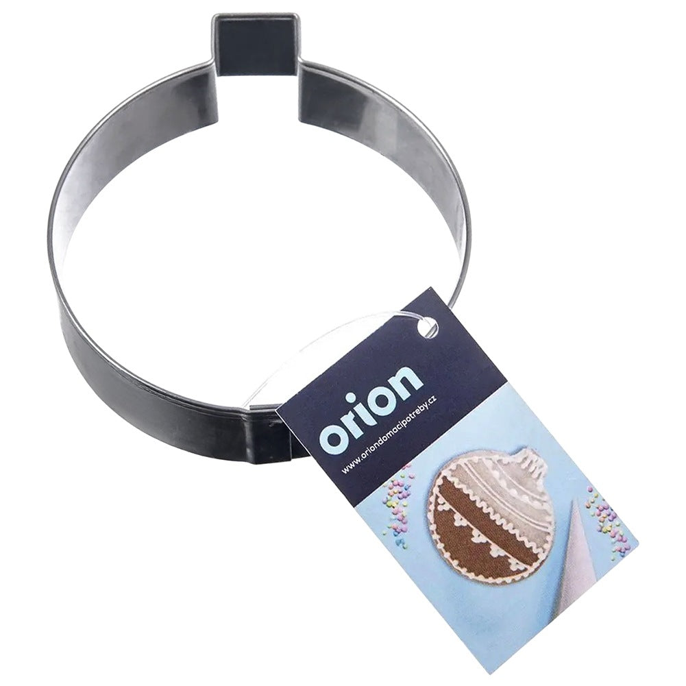 Un cortador de galletas redondo de metal con un gancho y una etiqueta.