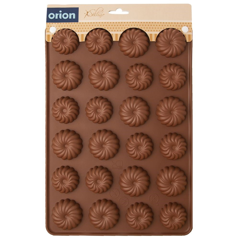Molde de silicona marrón con 20 hendiduras redondas que parecen galletas.