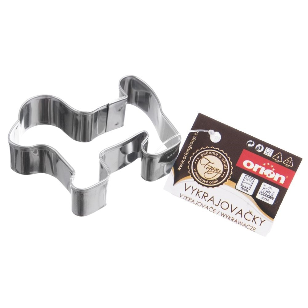 Un cortador de galletas de metal con forma de perro, con una etiqueta.