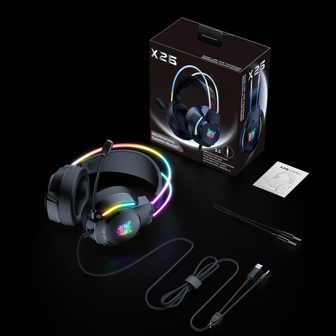 Schwarzer Gaming-Headset mit RGB-Beleuchtung und Zubehör auf dunklem Hintergrund.