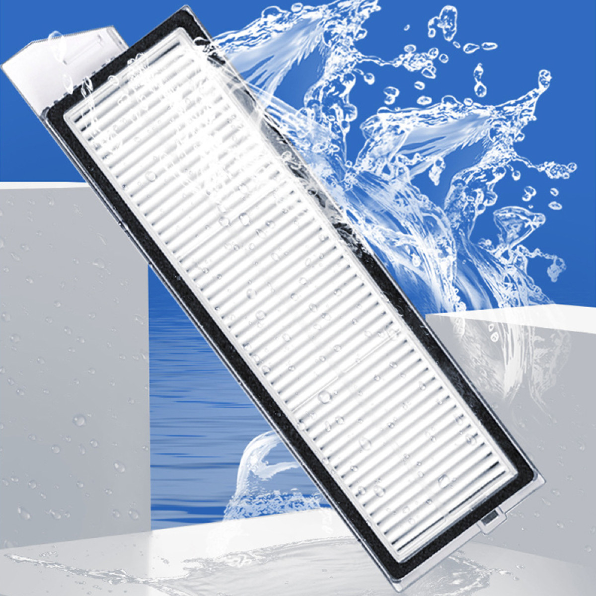 Een wit stofzuigerfilter met waterspetters tegen een blauwe achtergrond.