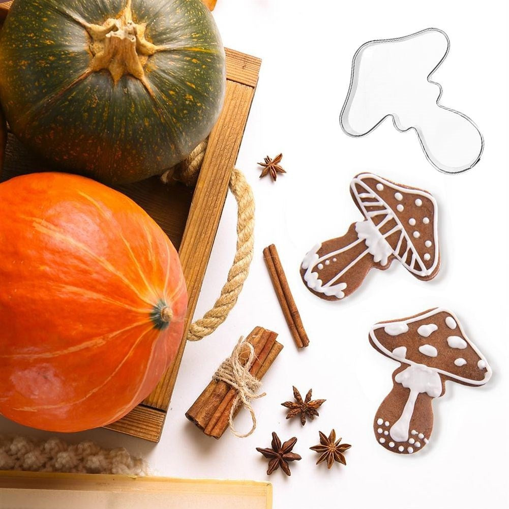 Calabazas en una caja de madera junto a galletas de champiñón, canela y anís estrellado.