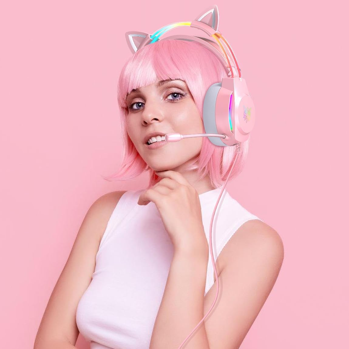 Frau mit pinkem Haar und Katzenohren-Headset auf pinkem Hintergrund.