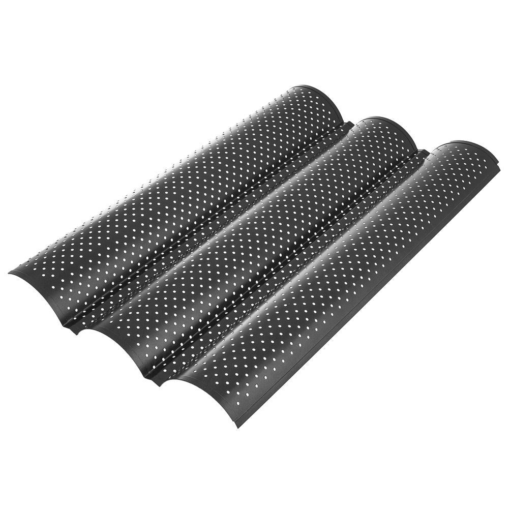 Una molde para baguettes negra con tres hendiduras y muchos agujeros pequeños.