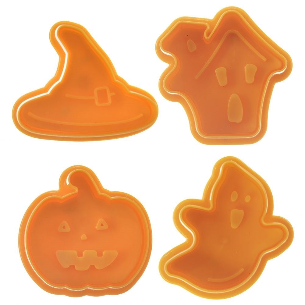 Cuatro cortadores de galletas naranjas de Halloween: sombrero, casa, calabaza, fantasma.