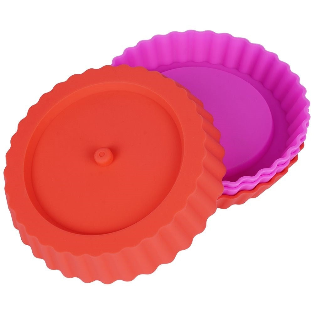 Dos moldes redondos acanalados de silicona para tarta, uno rojo, uno rosa.