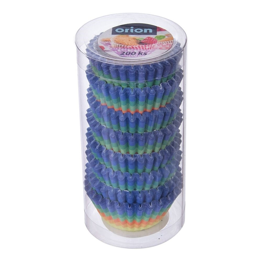 Un contenedor transparente con moldes para magdalenas coloridos en azul, verde y naranja.