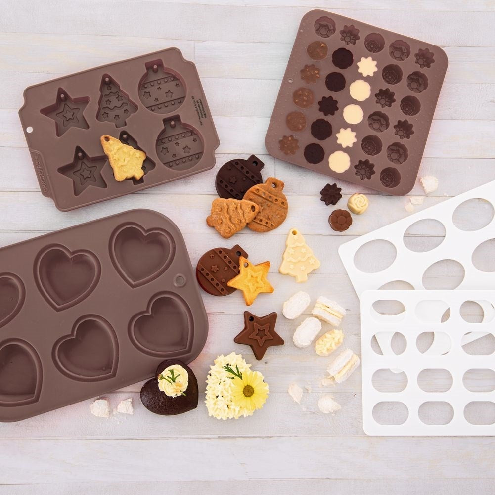 Moldes marrones con galletas y chocolates de varias formas.