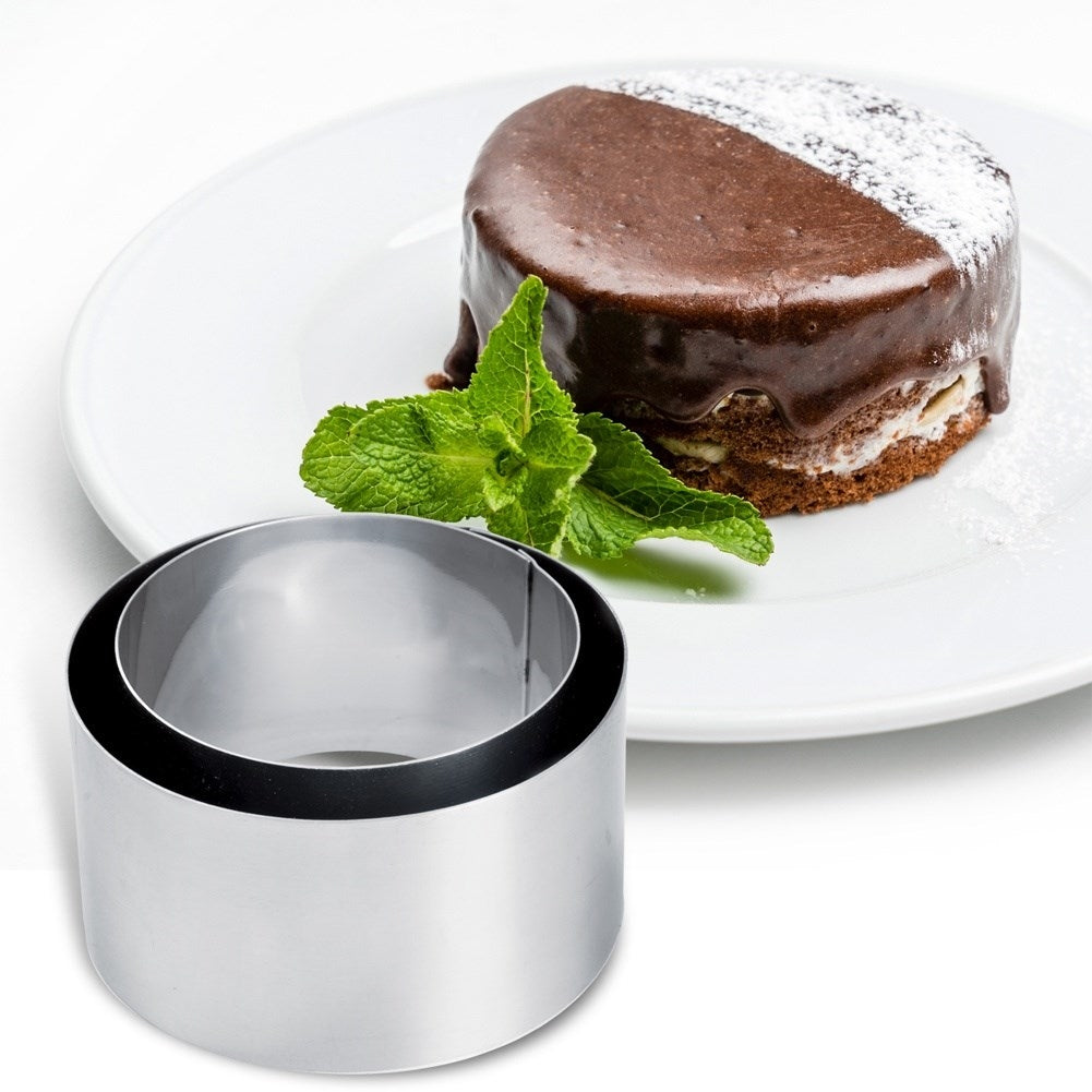 Pastel de chocolate con menta y un aro de metal.