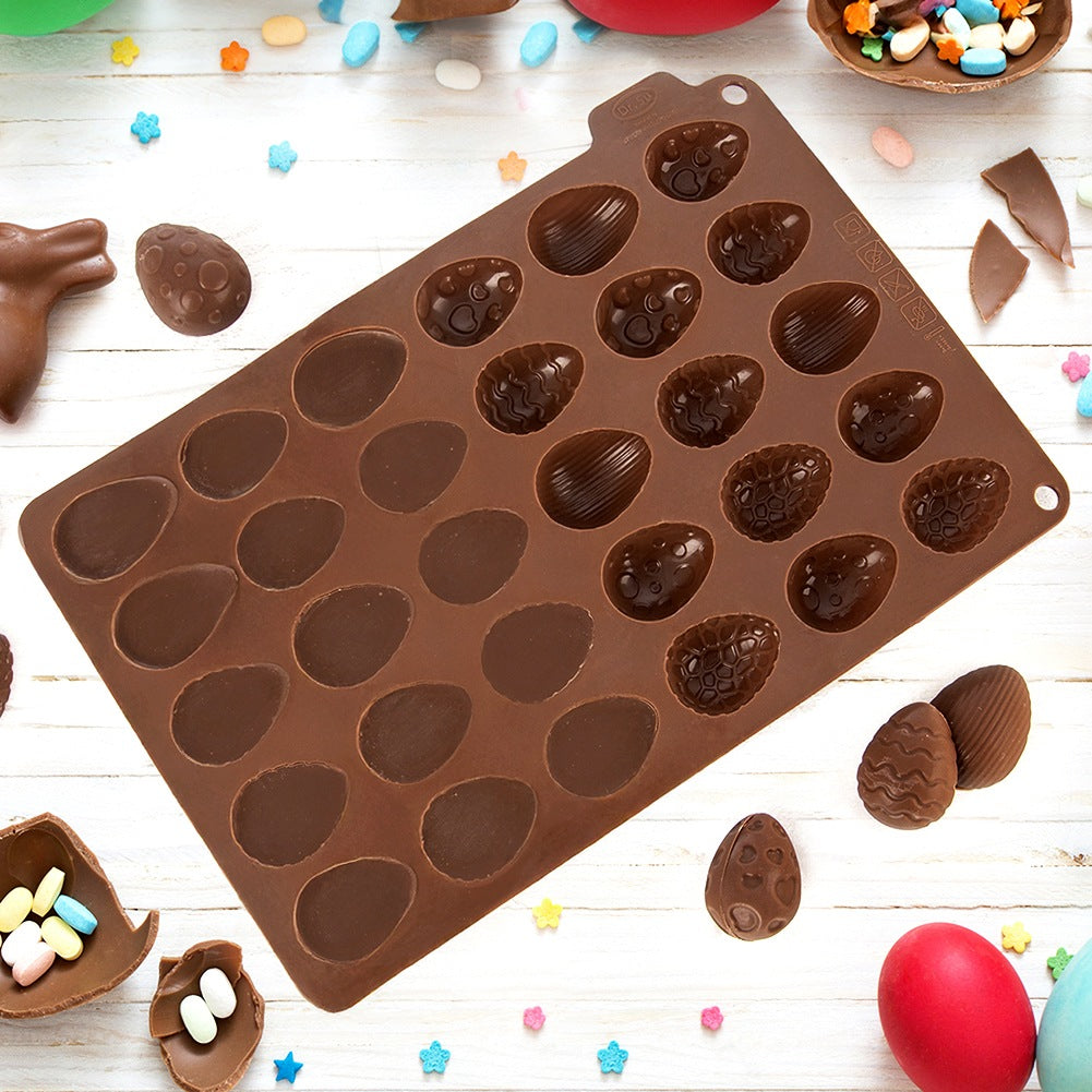 Molde de chocolate con huevos de Pascua, algunos rellenos, junto a huevos de chocolate.