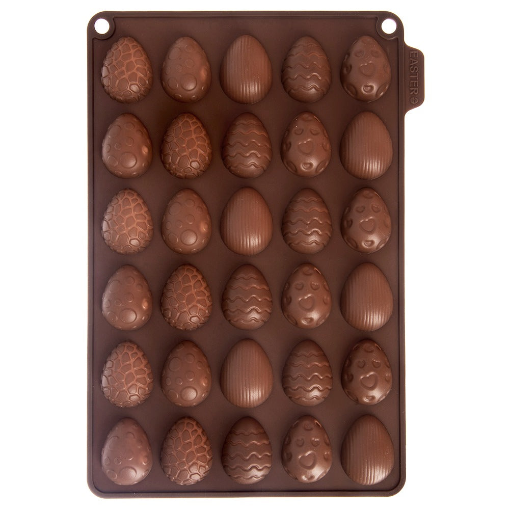 Molde de chocolate marrón con 30 formas de huevo, algunas con patrones.
