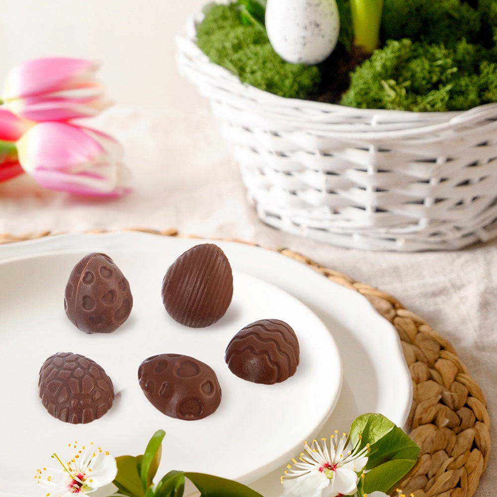 Huevos de chocolate en un plato con tulipanes y decoración de Pascua.