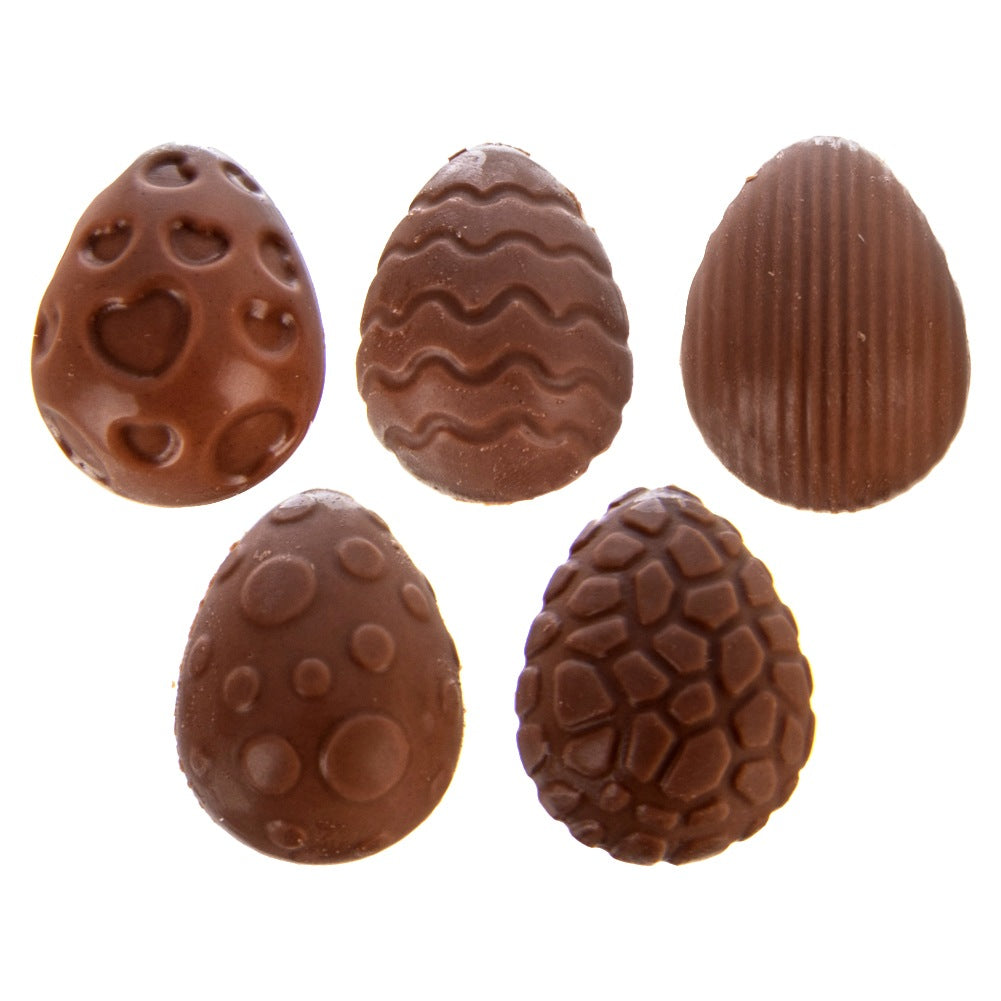 Cinco huevos de chocolate con varios patrones sobre fondo blanco.