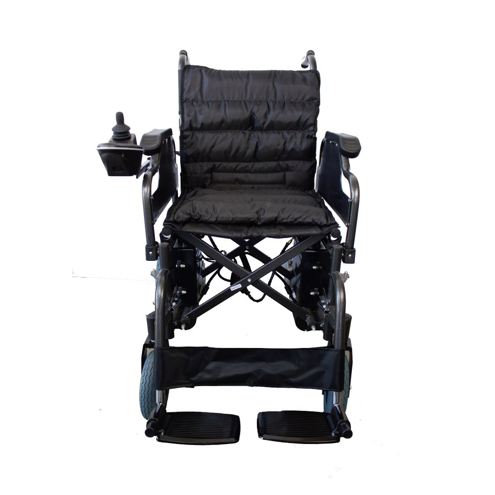 Una silla de ruedas eléctrica negra con controles de joystick, vista de frente.