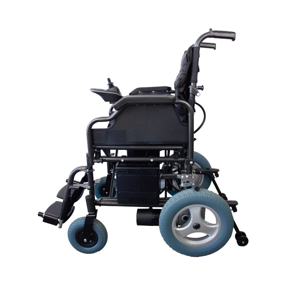 Una silla de ruedas eléctrica negra con ruedas azules y joystick.