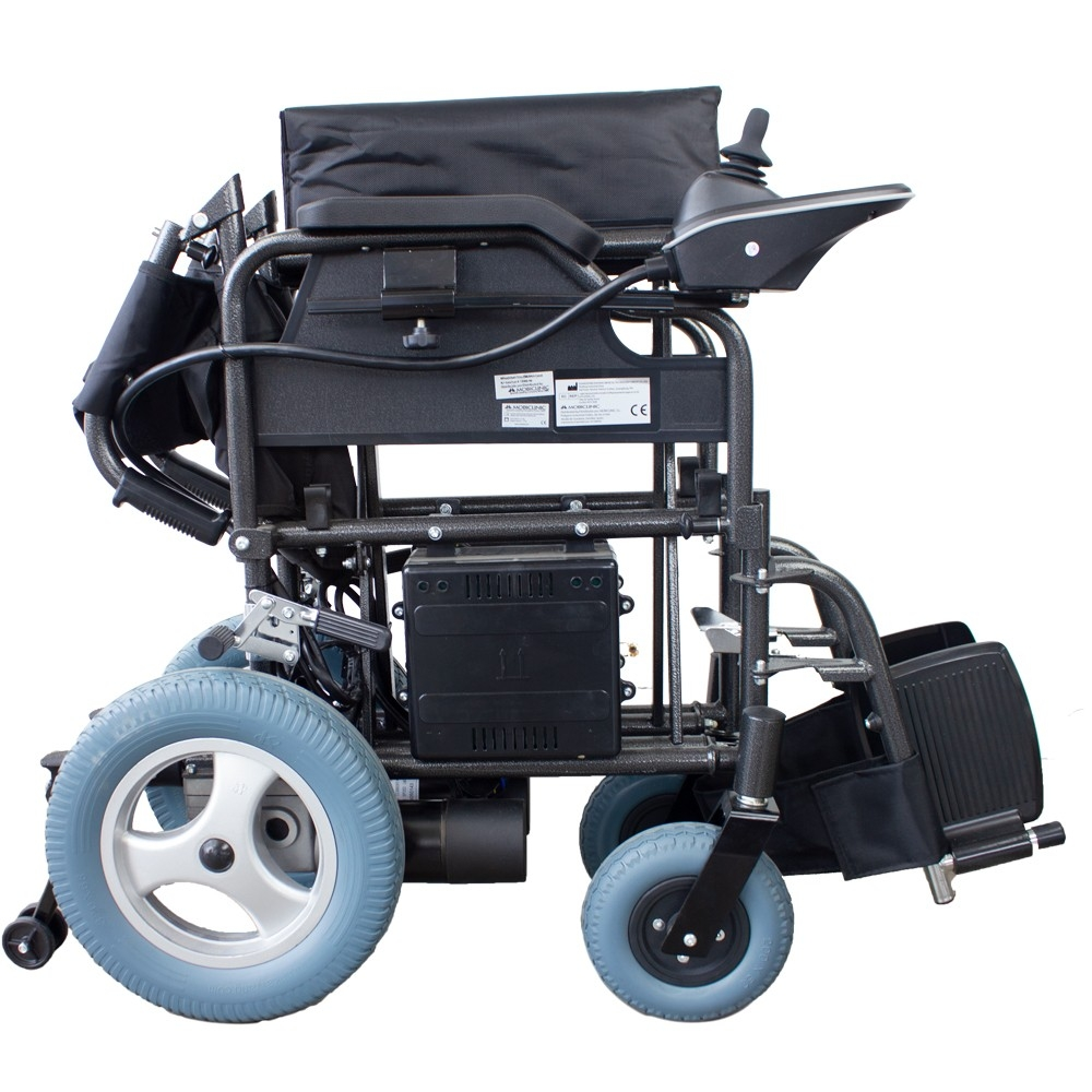 Una silla de ruedas eléctrica negra con control de joystick, rueda trasera grande y rueda delantera pequeña.