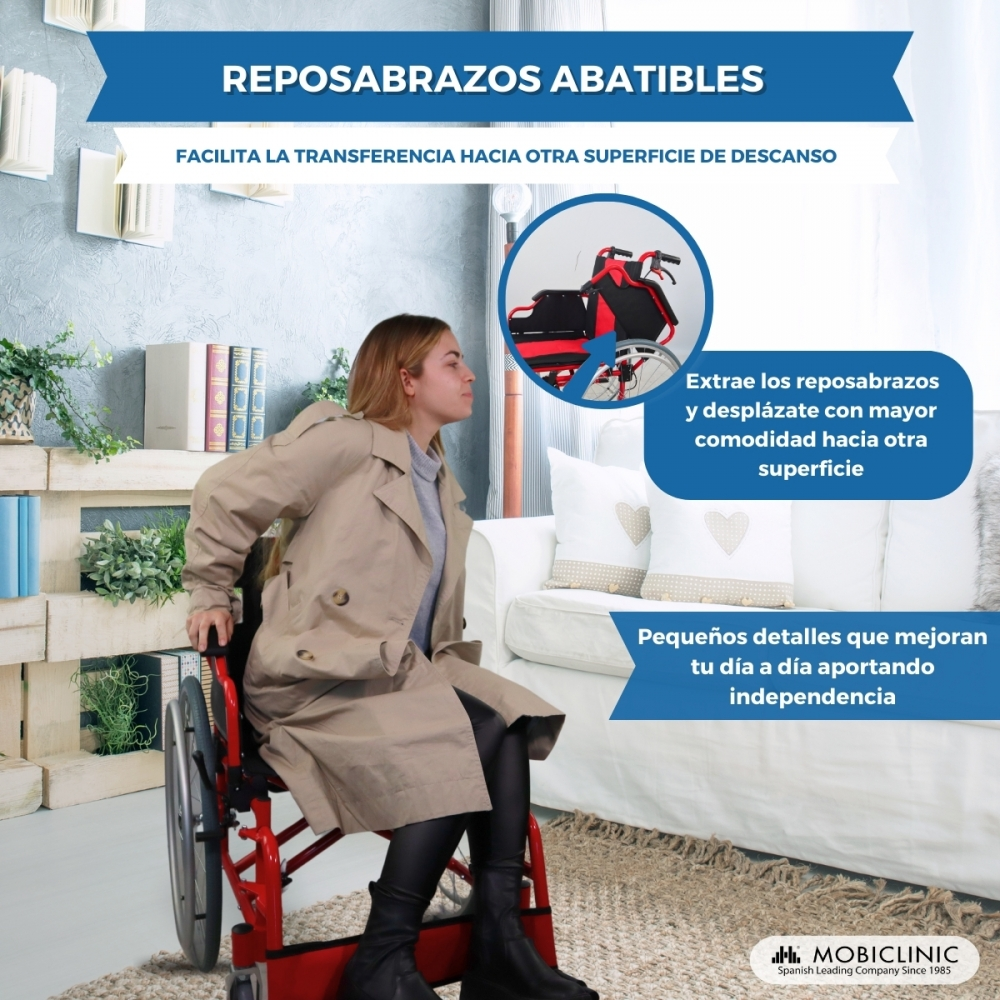 Una mujer en silla de ruedas se prepara para pasar a un sofá. Brazos extraíbles.