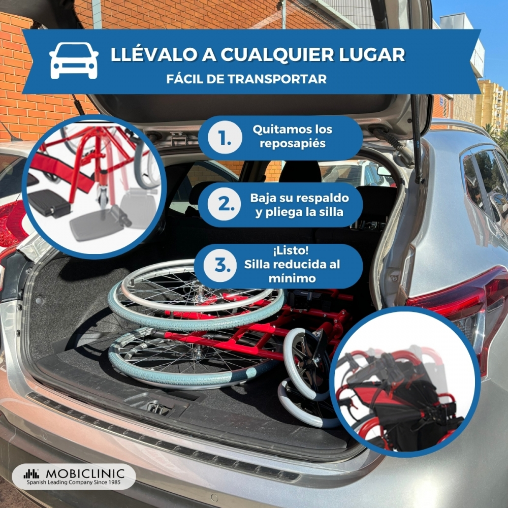 Una silla de ruedas roja plegada se guarda en el maletero de un coche.