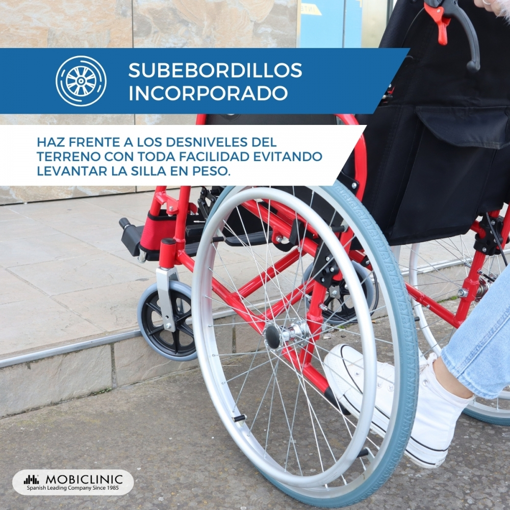 Una silla de ruedas roja con subebordillos incorporado está en un escalón.