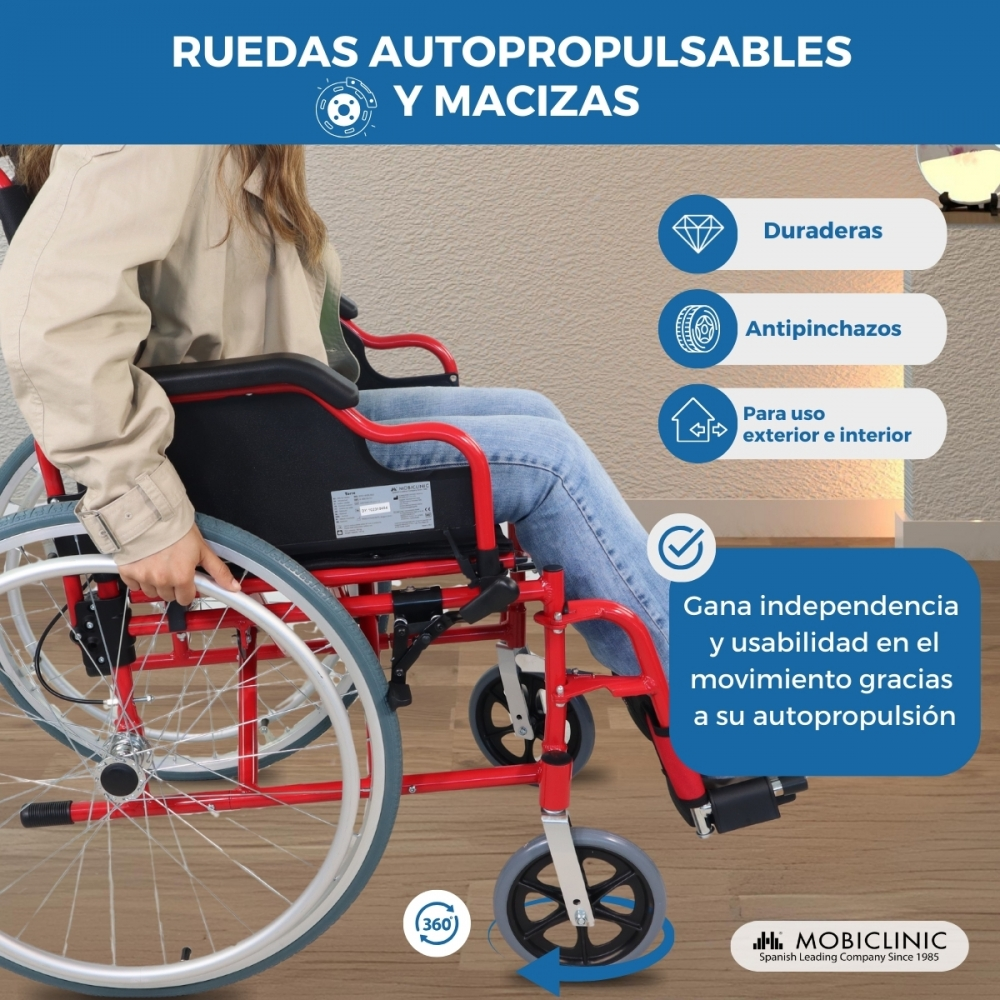 Persona en silla de ruedas roja con ruedas grandes y delanteras pequeñas.