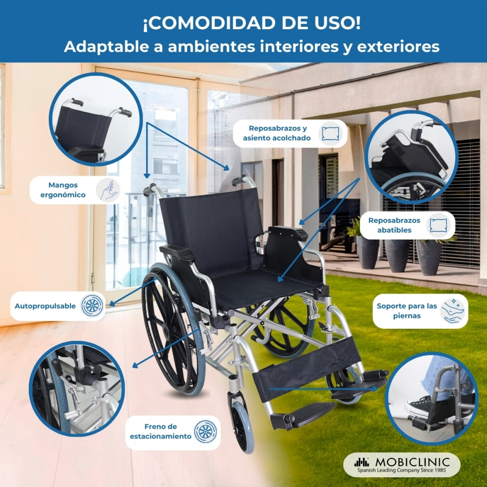 Una silla de ruedas plateada con tapicería negra se sienta sobre césped.
