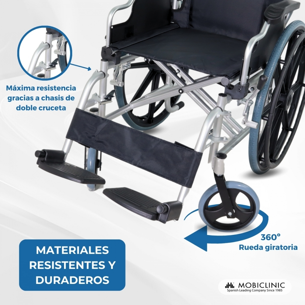 Una silla de ruedas con asiento negro y reposapiés. Tiene ruedas grandes y una rueda giratoria.