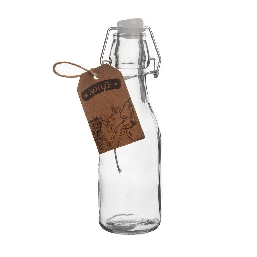 Botella de vidrio vacía con cierre abatible y etiqueta marrón con dibujos de frutas.