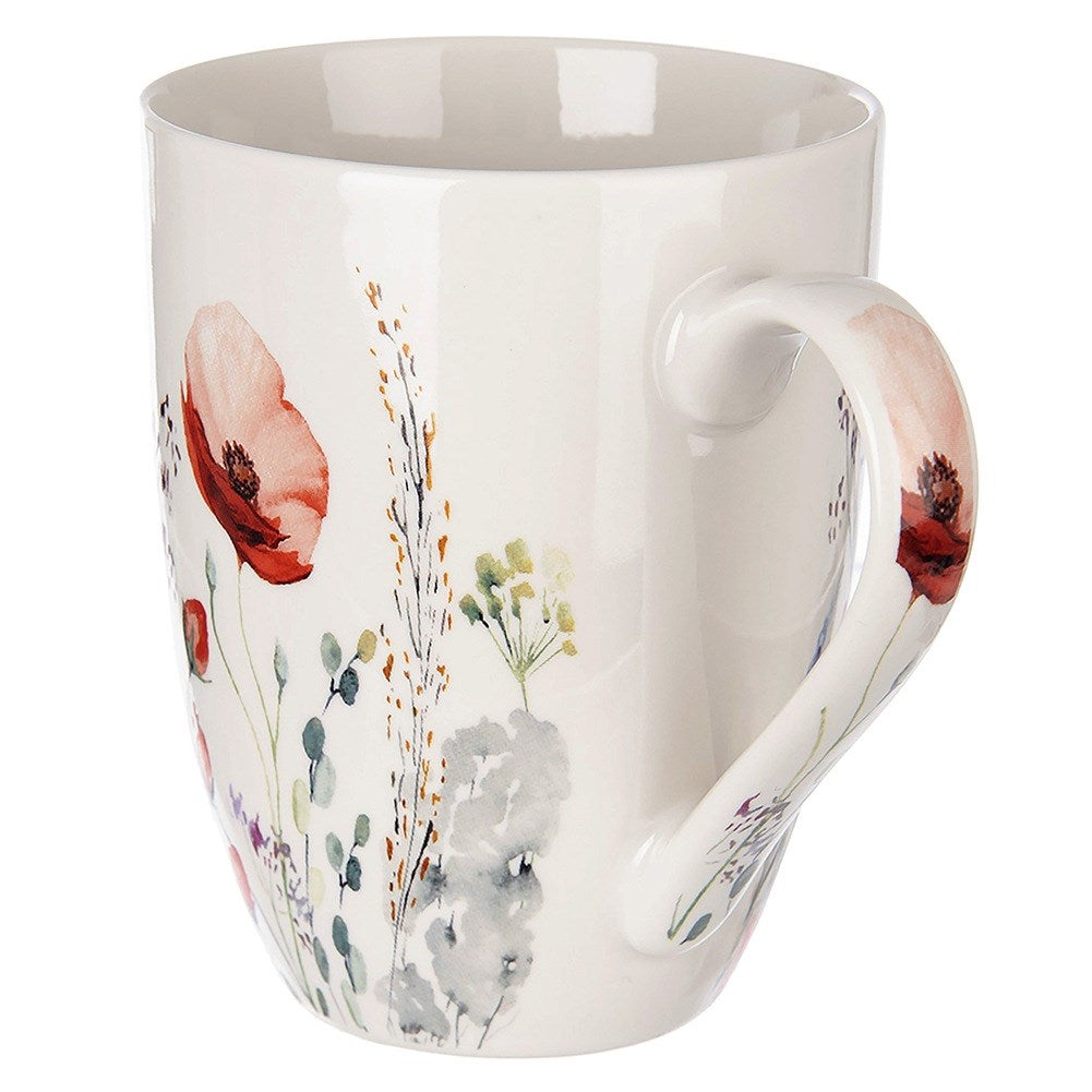 Taza blanca con patrón floral de amapolas rojas y hierbas.