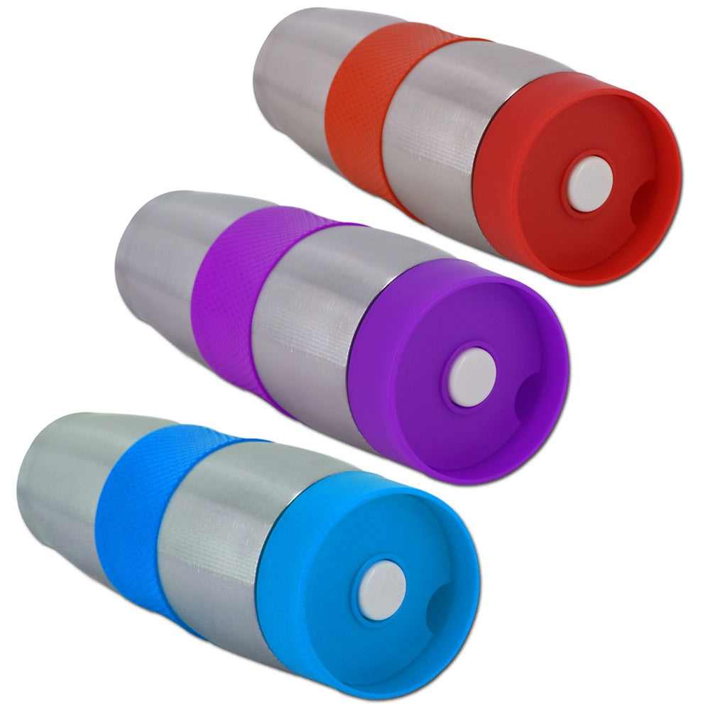 Tres vasos metálicos con bandas y tapas de silicona de colores.
