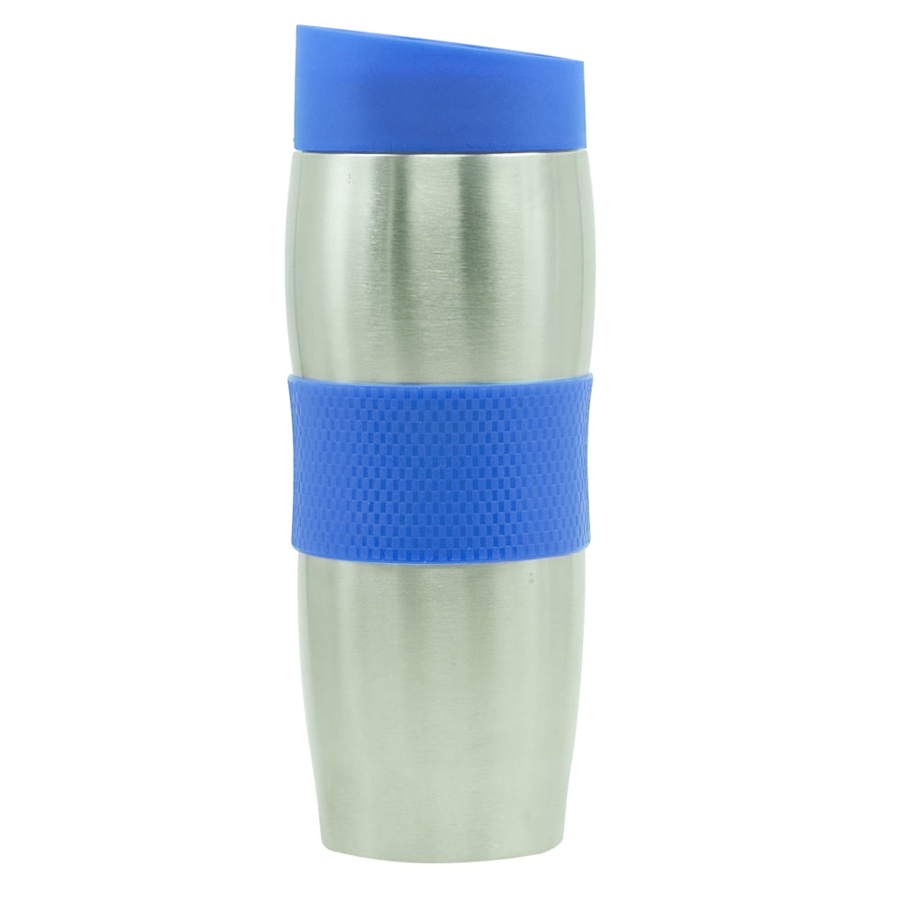 Una taza de viaje plateada con tapa y banda de agarre azul.