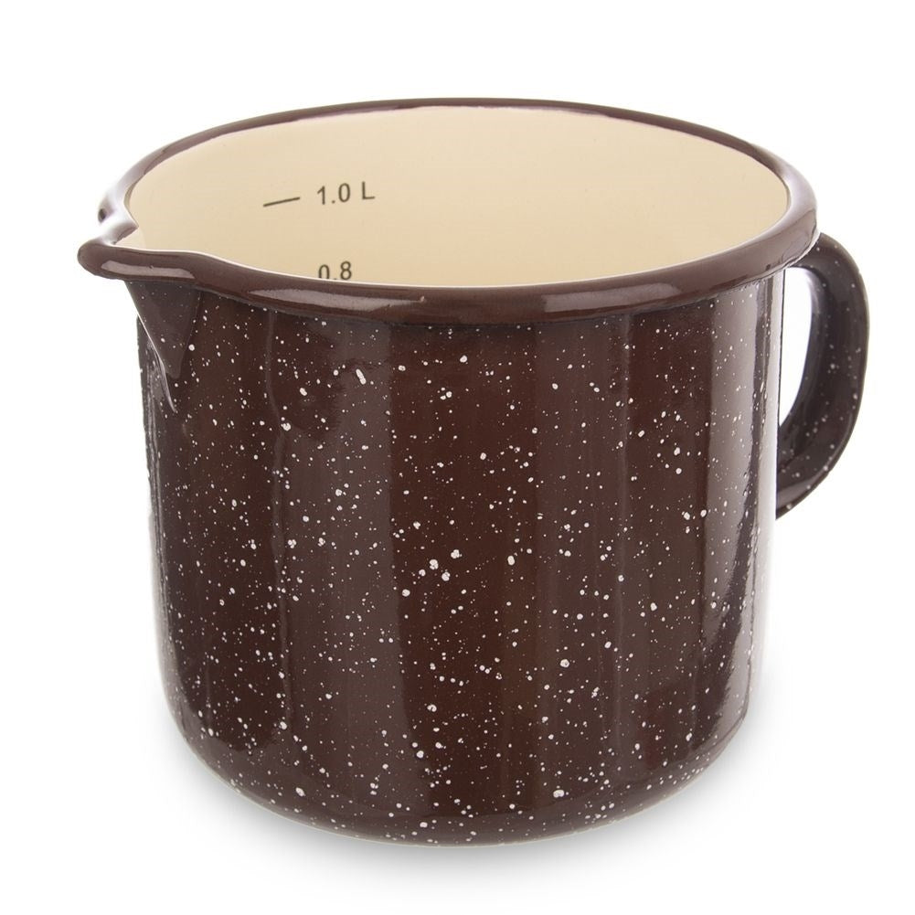 Taza medidora marrón oscura salpicada con marcas de medición.