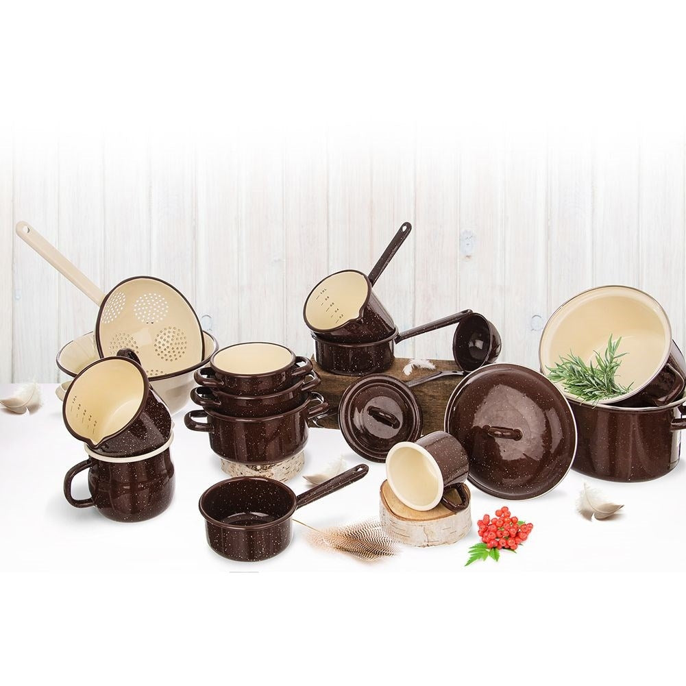 Set de utensilios de cocina esmaltados marrones con tazas, ollas, cucharón y colador.