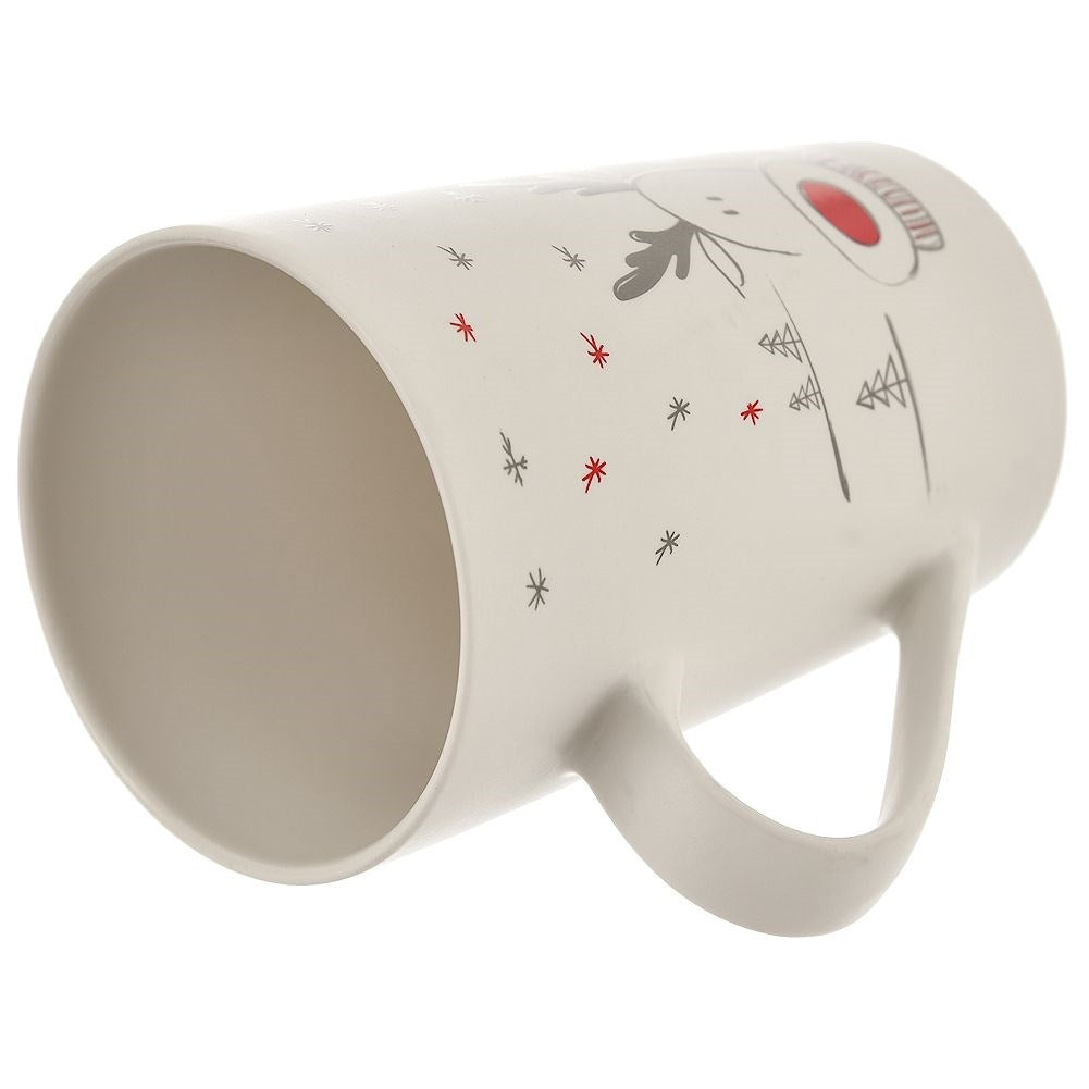 Taza beige con diseño de reno y copo de nieve. Fondo blanco.