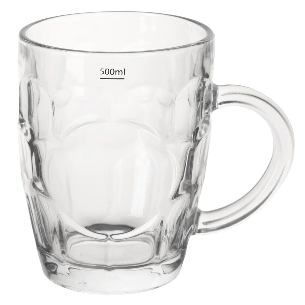 Una jarra de cerveza de cristal vacía y transparente con asa y marca de 500ml.