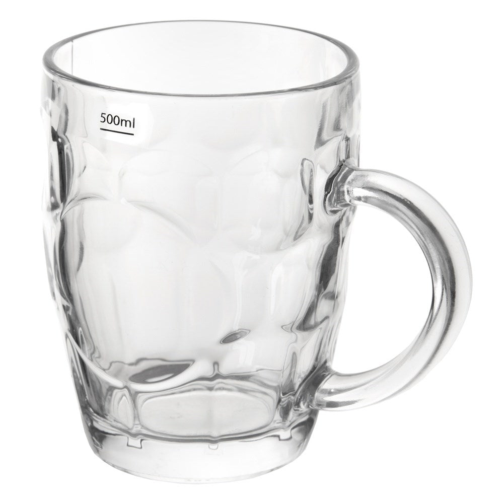 Una jarra de cerveza transparente y vacía con asa y marca de 500ml.