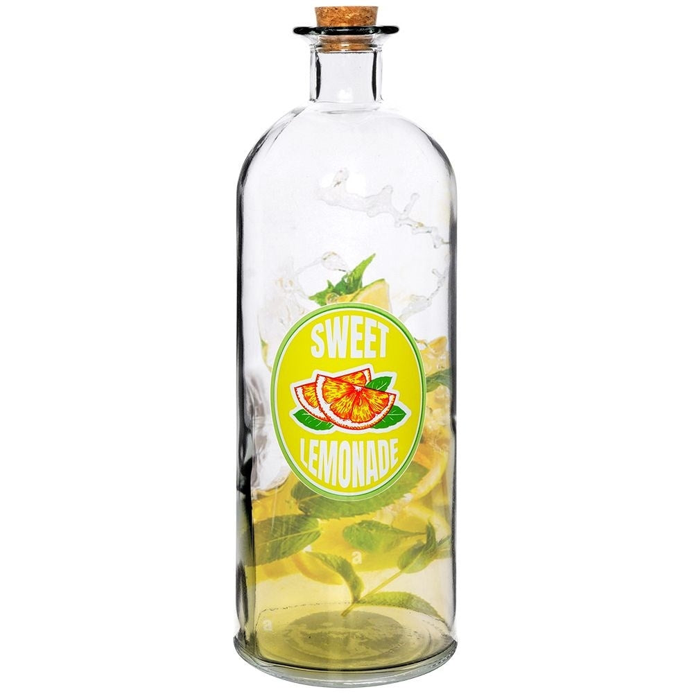 Botella de vidrio con limonada dulce, limón y menta, sellada con corcho.
