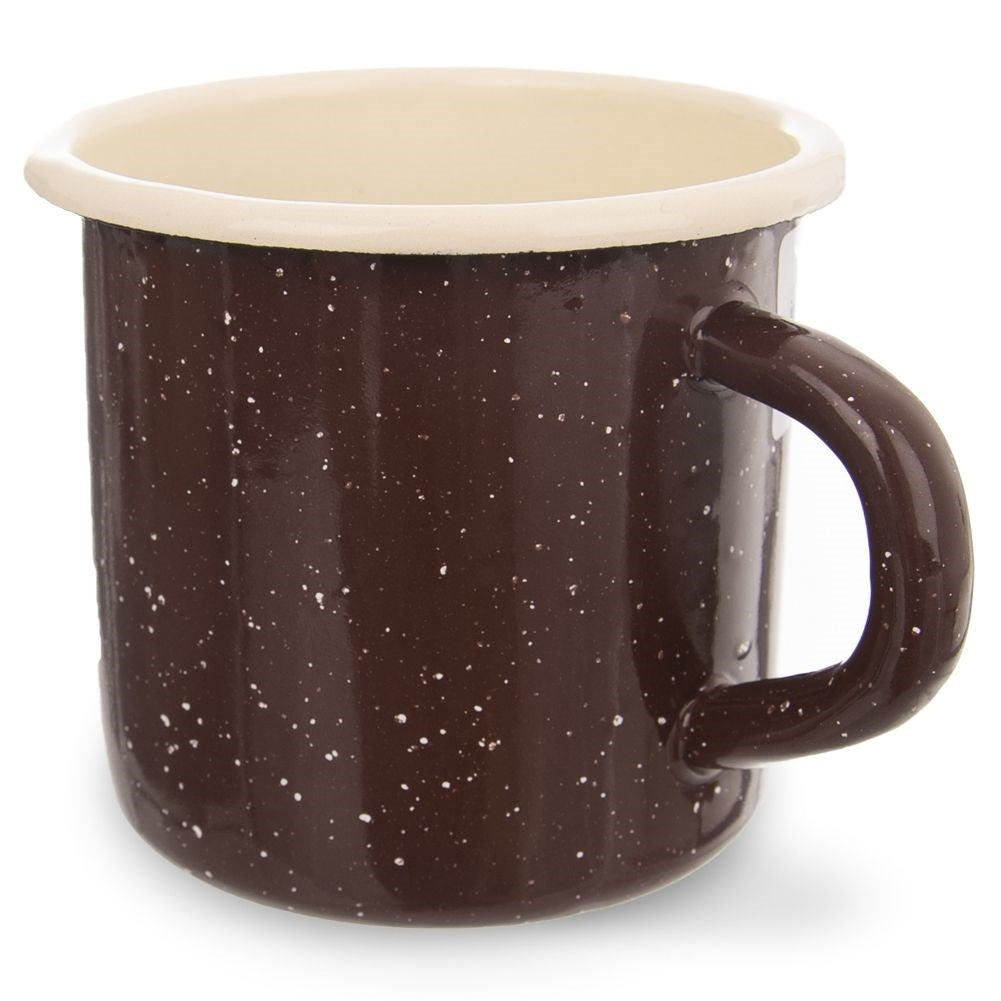 Una taza de esmalte marrón moteada con borde blanco.