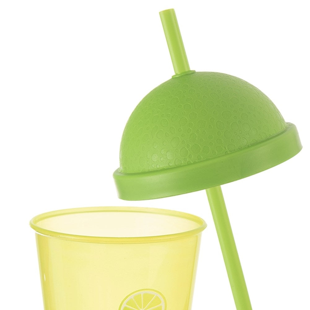 Taza amarilla con tapa verde y pajita, diseño de limón.