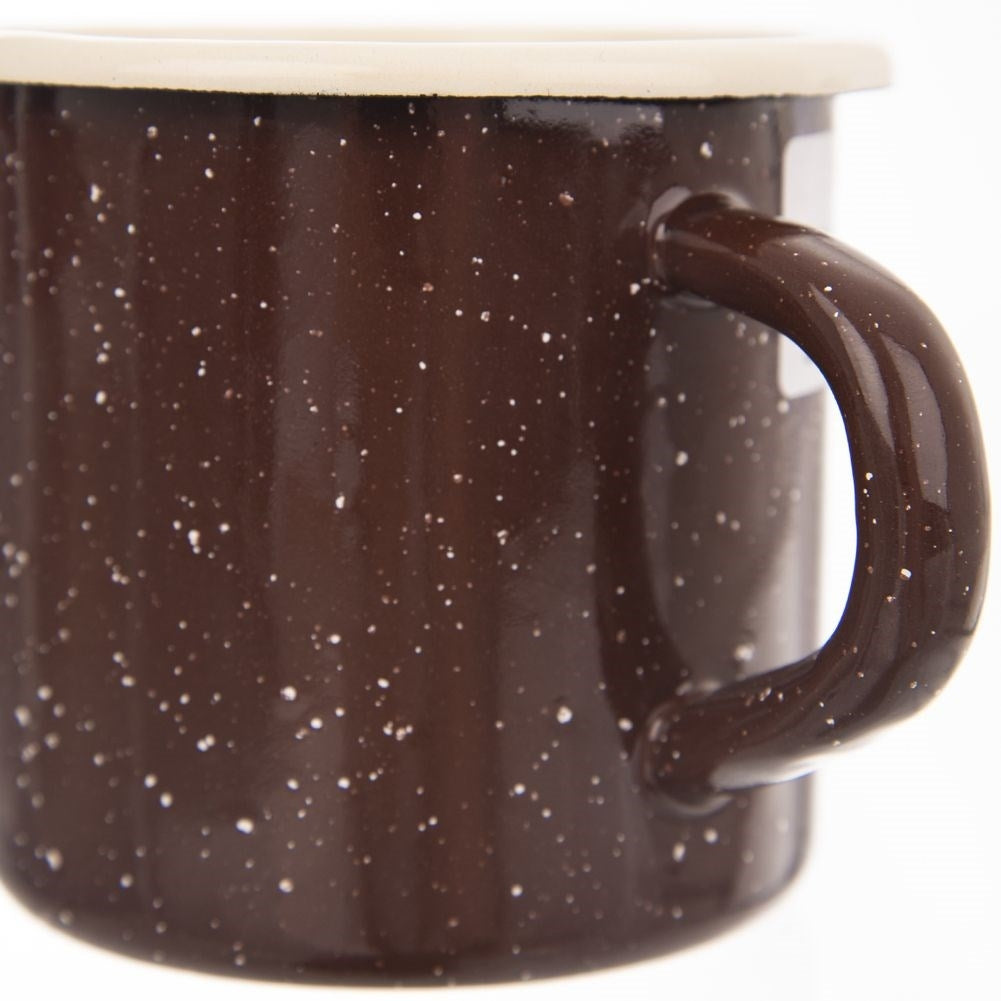 Taza de esmalte marrón con borde blanco y motas.