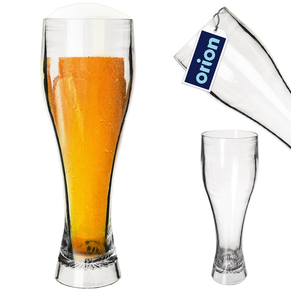Un vaso de cerveza lleno, un vaso vacío y otro vaso vacío con etiqueta.