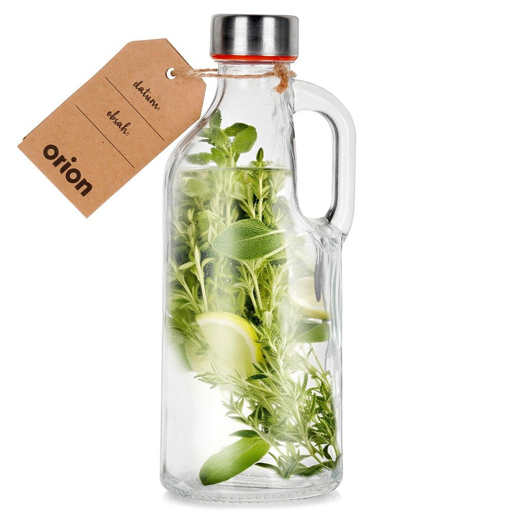Botella de vidrio con hierbas y rodajas de limón, con etiqueta marrón.