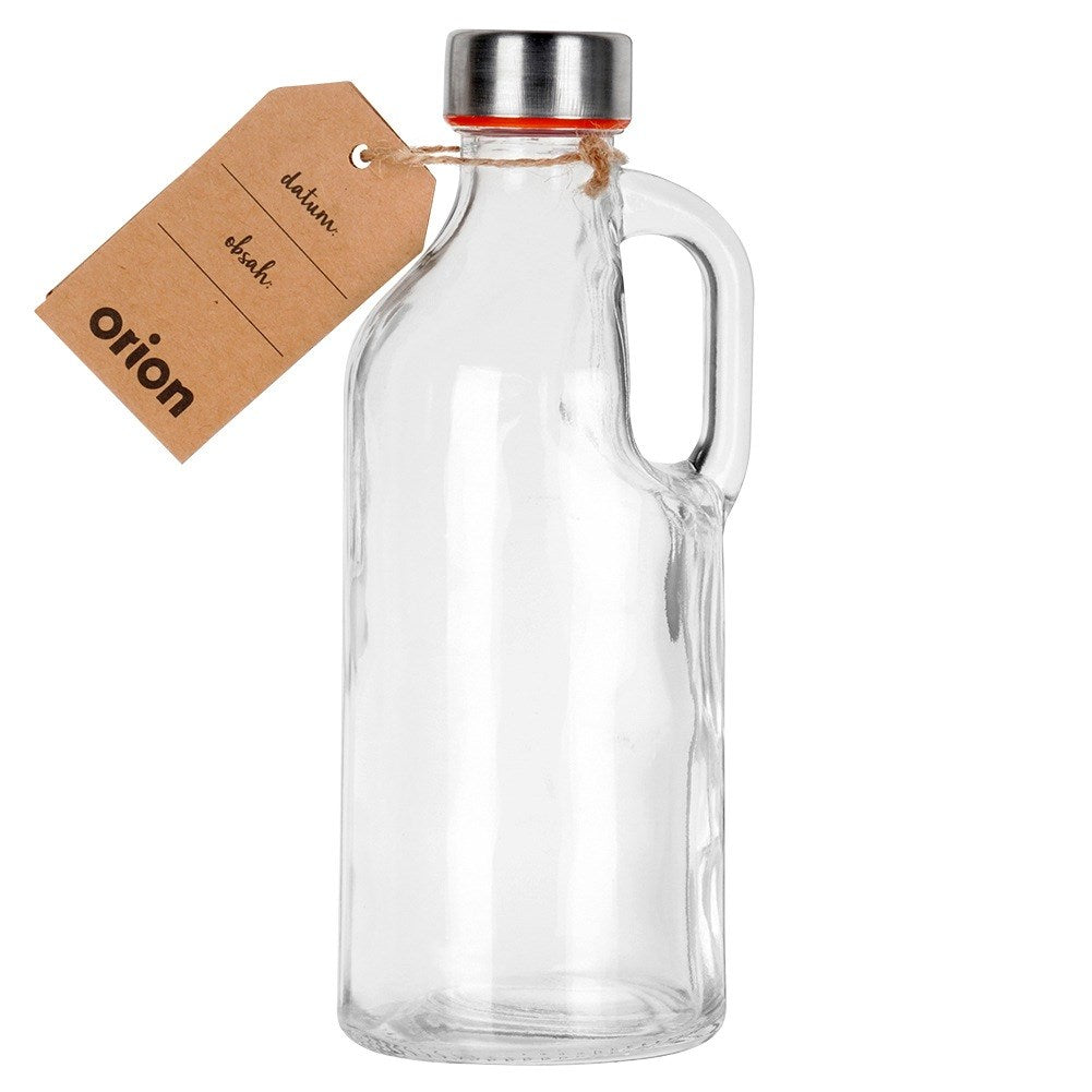 Botella de vidrio vacía con asa y etiqueta marrón con texto.