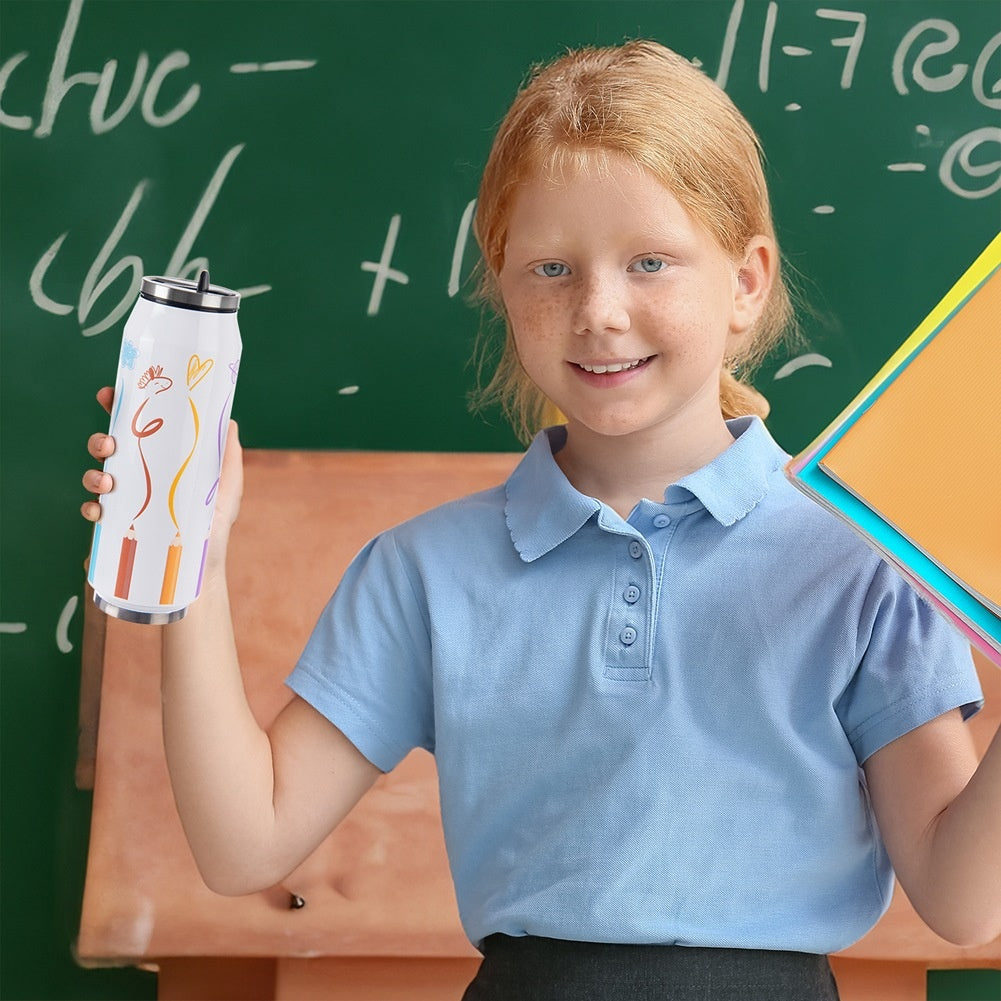 Una niña pelirroja sostiene un termo y libros frente a una pizarra verde.