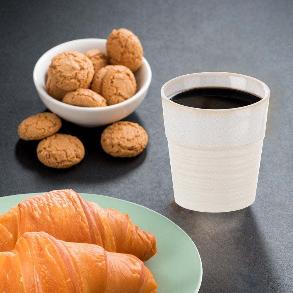 Café, galletas en un cuenco y cruasanes en un plato.