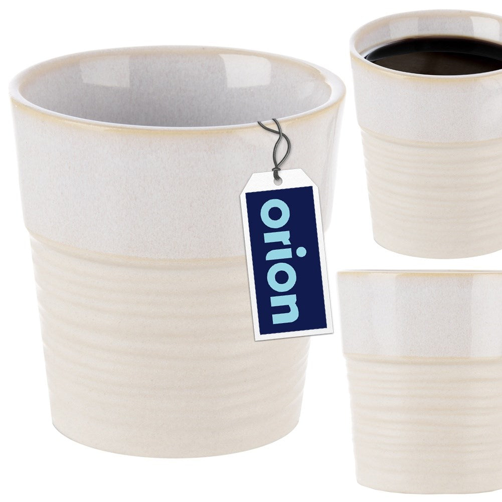 Una taza color crema con textura acanalada y etiqueta azul que dice 'orion'.