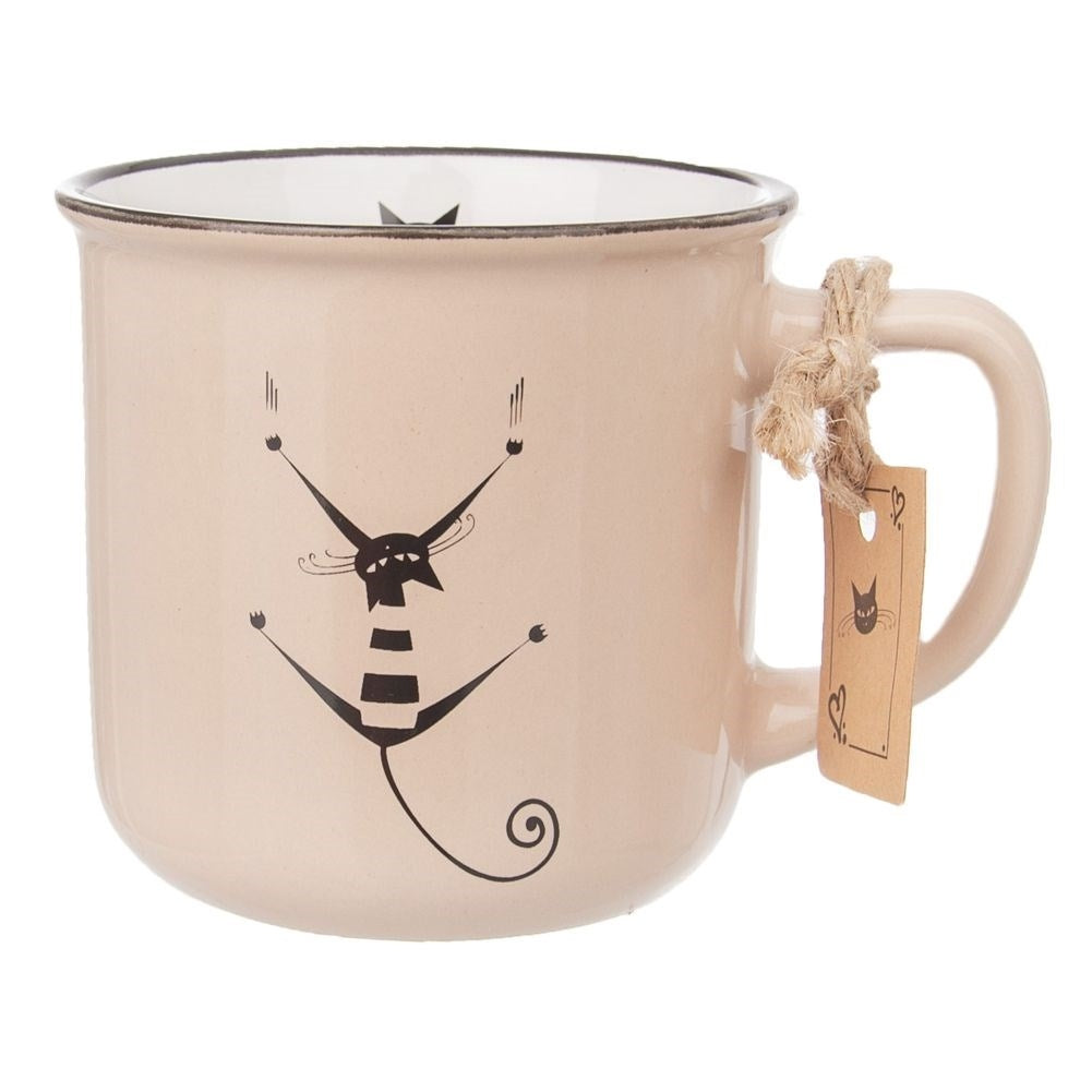 Taza beige con diseño de gato negro y etiqueta de cuerda.